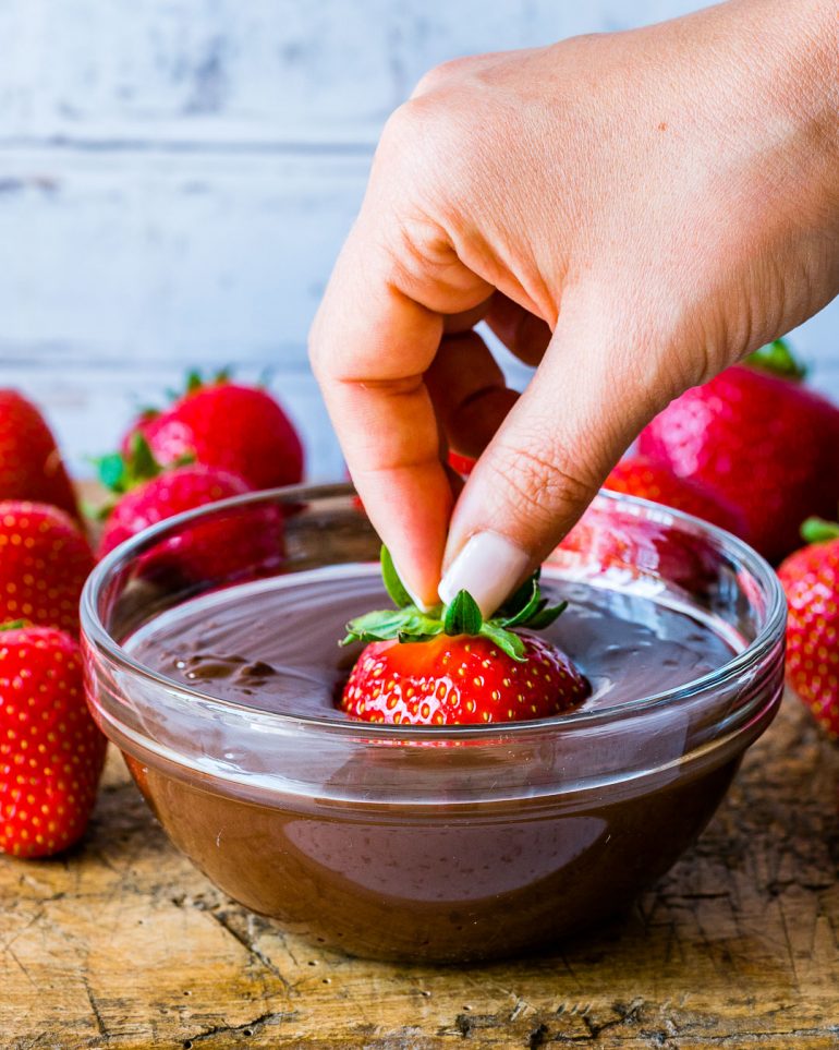 How To Make Chocolate Covered Strawberries Easy