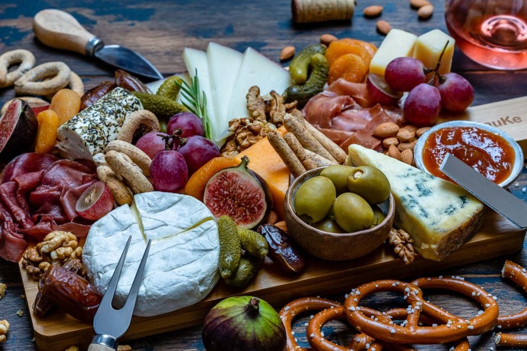 How to Make The Best Charcuterie And Cheese Platter For The Holidays