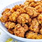 nuggets de pui la air fryer pe farfurie de aproape