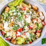 Salata Caesar cu paste servita in bol
